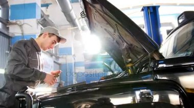 Otomobil garajda lüks Suv için arabanın kontrol mekanik erkek