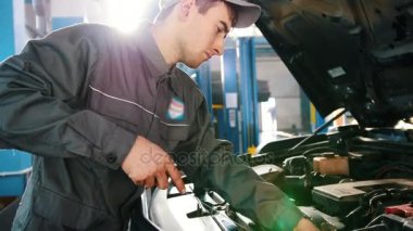 Tulum mekanik motor yağı arabada - düzeyini denetler otomobil servisi tamiri