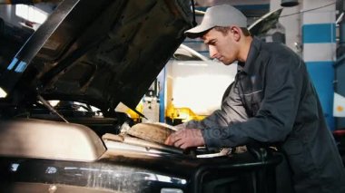 Otomobil garaj motoru teşhis işleme - lüks Suv için arabanın içinde kontrol mekanik erkek