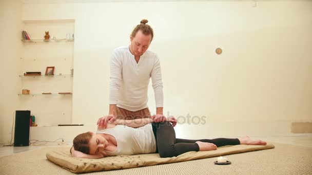 Massagem tailandesa - feminino modelo caucasiano - o impacto na articulação do ombro e no cotovelo — Vídeo de Stock