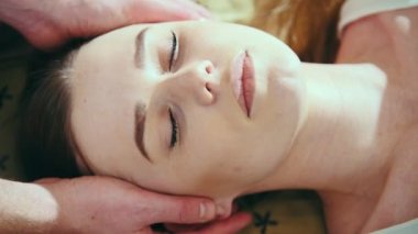 Oturum kafa ve yüz güzel bayan için Tay masajı