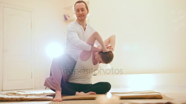 Massagem tailandesa - terapia tradicional para a coluna vertebral, backlight — Vídeo de Stock