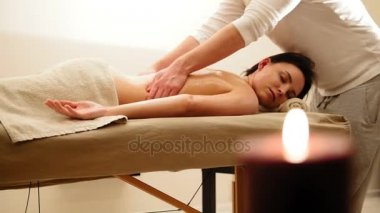Massag Spa'da alma güzel ve genç birbayan. İlaç tedavisi için beyaz modeli, kaymak
