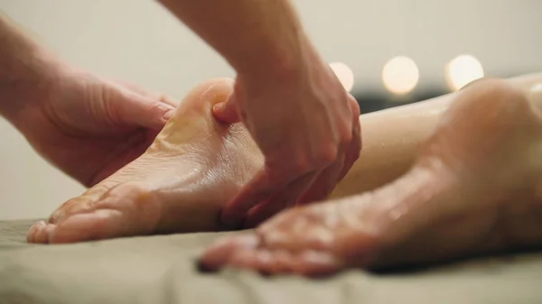 Sesam olie massage voor voet. Ontspanning behandeling voor jonge vrouw, close-up — Stockfoto