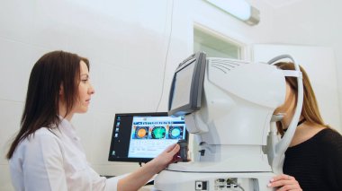 Kadının gözleri Tıp Merkezi yüksek teknoloji ekipmanları ile inceleyerek göz doktoru