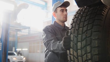 Araba Servisi - bir mekanik Suv, geniş açı tekerlek denetler.