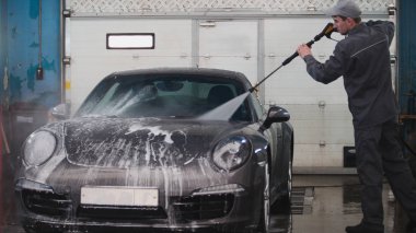 Araba Servisi mekanik sabun köpüğü sportcar su hortumlar tarafından yıkıyor