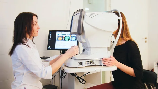 Moderner Augenarzt untersucht attraktive Frauenaugen mit modernen High-Tech-Geräten — Stockfoto