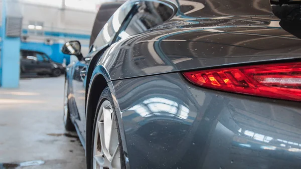 Garagem automóvel - carro esporte de luxo de pé para verificação e reparação, visão traseira — Fotografia de Stock