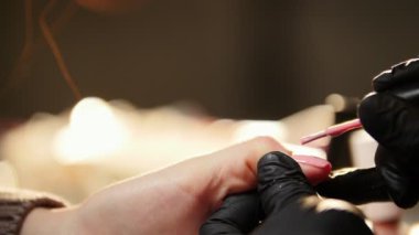 Güzellik salonları - tırnaklarını manikür pembe jel kozmetik parmaklar için yakın çekim