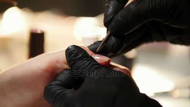 Salón de belleza - uñas manicura gel cosmético para los dedos femeninos, de cerca — Vídeo de stock