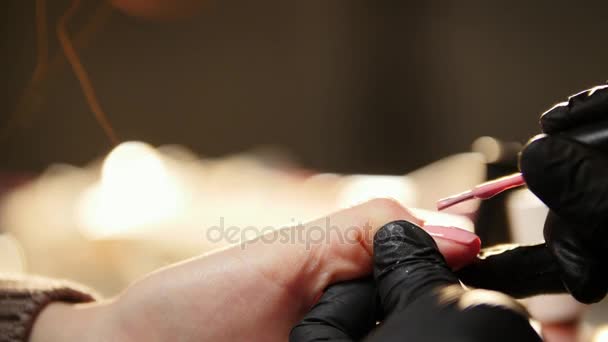 Salón de belleza - uñas manicura cosmética gel rosa para los dedos femeninos, de cerca — Vídeo de stock