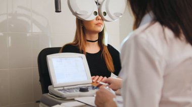 Göz hastalıkları - göz Kliniği kavramı - optometrist ve hasta sınav vizyon yapıyor