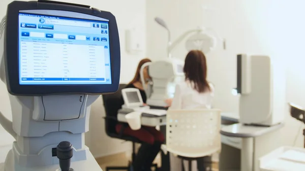 Gezondheidszorg apparatuur concept - arts oogarts in ogen kliniek werken met patiënt door moderne computertechnologie — Stockfoto