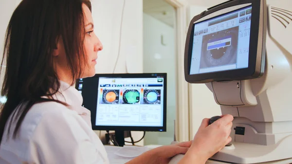 Υψηλής τεχνολογίας υγειονομικής περίθαλψης - Οφθαλμίατρος μάτια κάνει κλινική διαγνωστική με την όραση του ασθενούς με σύγχρονη τεχνολογία ηλεκτρονικών υπολογιστών — Φωτογραφία Αρχείου