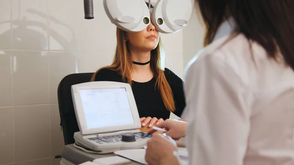 Oftalmología - concepto de clínica de ojos - optometrista y paciente haciendo examen de visión — Foto de Stock