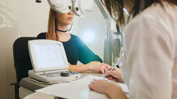 Augenheilkunde - Augenklinikkonzept - Augenoptiker und Patient beim Sehen mit moderner elektronischer Technologie — Stockfoto