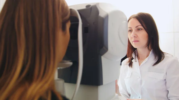 Clínica oftalmológica optometrista verifica pacientes visão por máquina eletrônica moderna — Fotografia de Stock