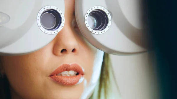 Clinique d'ophtalmologie - femme vérifie la vision par un équipement moderne - examen des yeux, gros plan — Photo