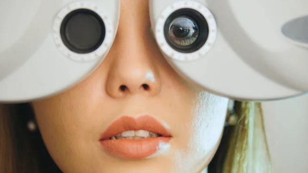 眼科诊所-女人通过现代设备-左眼检查视力 — 图库照片