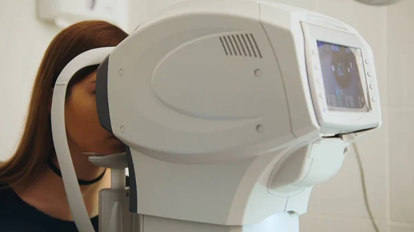 Augenklinik-Konzept - Patient überprüft Sehvermögen durch moderne elektronische Technik — Stockfoto