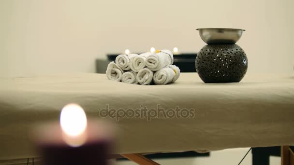 Lugar para relaxamento - mesa de massagem — Vídeo de Stock