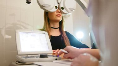 Göz hastalıkları - göz Kliniği kavramı - optometrist ve hasta sınav vizyon modern elektronik teknoloji ile yapıyor
