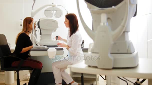 现代眼科医生检查有吸引力的女人眼睛与现代设备，滑块 — 图库视频影像