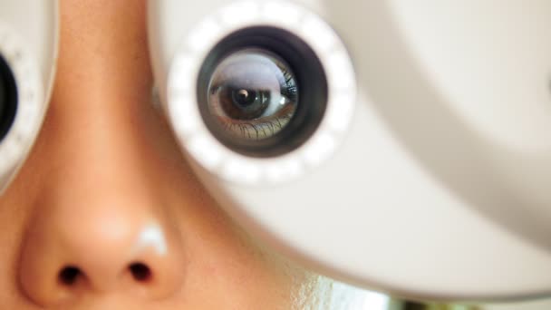 Clínica de oftalmologia - mulher verifica a visão por equipamentos modernos, macro — Vídeo de Stock