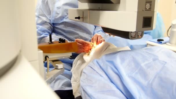 Лазерная коррекция зрения - офтальмологическая операция с анестезией, крупным планом — стоковое видео