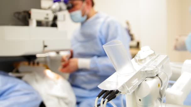 Operações cirúrgicas no olho humano - equipamentos de cuidados de saúde de alta tecnologia — Vídeo de Stock