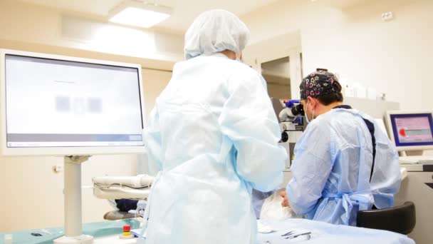 Operaciones quirúrgicas: equipos sanitarios de alta tecnología — Vídeo de stock