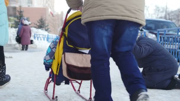 Kasan, russland, 17. februar 2017: alte bettlerin bittet invalide um geld auf der straße, arme behinderte leute — Stockvideo