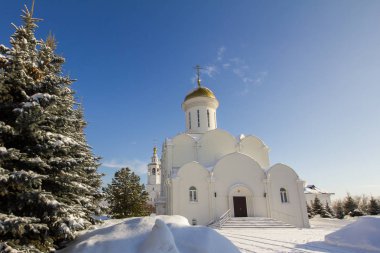 Kazan, Rusya, 9 Şubat 2017, Zilant Manastırı - en eski Ortodoks sanayi - beyaz kış kilise ve mavi gökyüzü