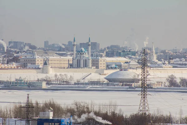 Kazan, Oroszország 9 február 2017-Kazan, a Tatarstan Köztársaság, Oroszország. A Kazanyi Kreml megtekintése a város ipari övezetén keresztül — Stock Fotó