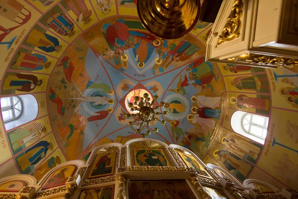 Kazan, Russie, 9 février 2017, plafond peint à l'intérieur de l'église du monastère de Zilant - le plus ancien bâtiment orthodoxe — Photo