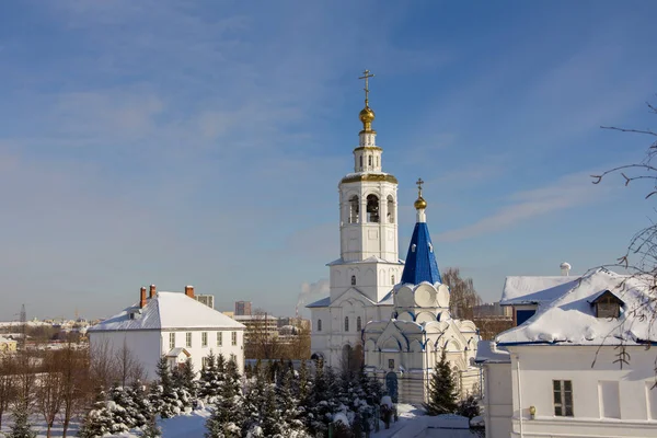 Kazan (Rusland), 9 februari 2017, Mitri klooster - oudste orthodoxe bouwt - witte kerk - architectonisch ensemble — Stockfoto