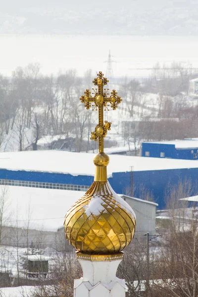 Kazan, Russia, 9 febbraio 2017, Monastero di Zilant - il più antico edificio ortodosso della città - cupola d'oro — Foto Stock