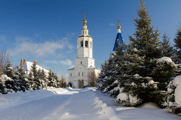 Kazan, Russia, 9 febbraio 2017, Monastero di Zilant - il più antico edificio ortodosso della città - giornata di sole sulla neve invernale — Foto Stock