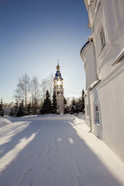 Kazan, Ryssland, 9 februari 2017, Zilant kloster - äldsta ortodoxa byggnad framför solen — Stockfoto