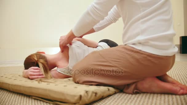 Sessão de massagem tailandesa para mulher branca jovem - visão traseira — Vídeo de Stock