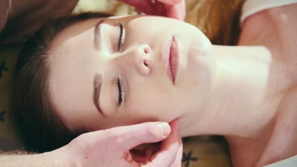 Trattamento di massaggio tailandese per la testa e il viso - giovane donna attraente bianca — Video Stock