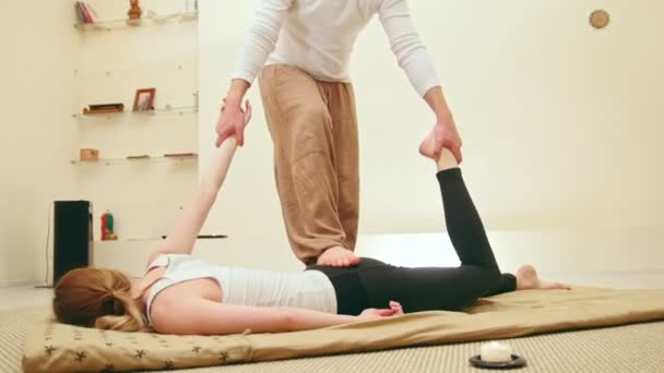 Terapia tailandesa tradicional - sesión de masaje extremo para mujer joven blanca caucásica — Vídeo de stock