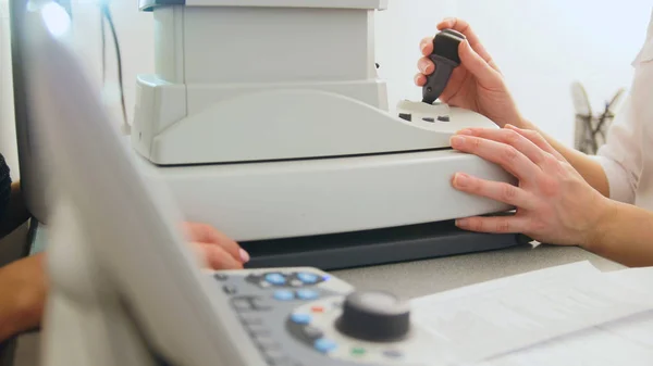 Medizin High-Tech - optometristische Geräte im Einsatz - generische Augenscanner-Maschine — Stockfoto