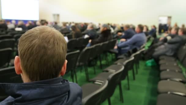 Les gens assis sur des chaises et écouter la présentation — Video