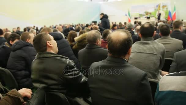Kazaň, Rusko, 15 února 2017, zemědělské výstavy - lidé na konferenci - dospělých mužů sedí v hale a při pohledu na přednášku — Stock video