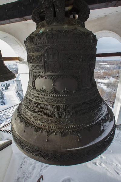 Kazán, Rusia, 9 de febrero de 2017, Gran campana de hierro en la torre principal del monasterio de Zilant - edificio ortodoxo más antiguo — Foto de Stock