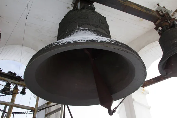 Kazán, Rusia, 9 de febrero de 2017, gran campana de hierro en la torre principal del monasterio de Zilant - edificio ortodoxo más antiguo, vista inferior — Foto de Stock