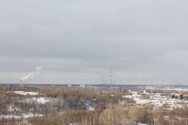 Sanayi bölgesinde Rusya, bulutlu kış günü