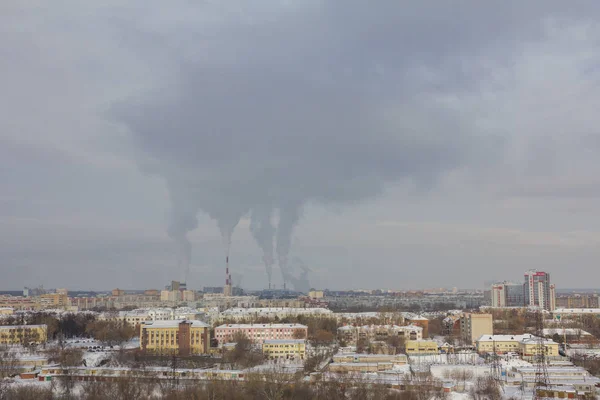 Füst csövek skyline - ipari táj, a téli hó city — Stock Fotó